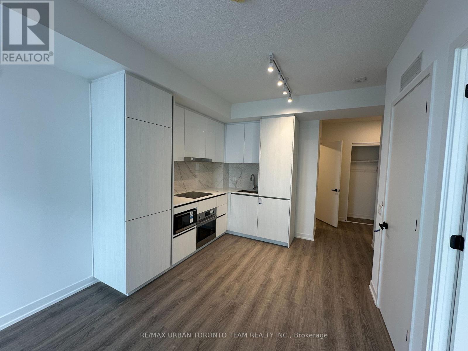 4215 - 8 Interchange Way, Vaughan (Vaughan Corporate Centre), Ontario  L4K 5Z7 - Photo 4 - N12809984