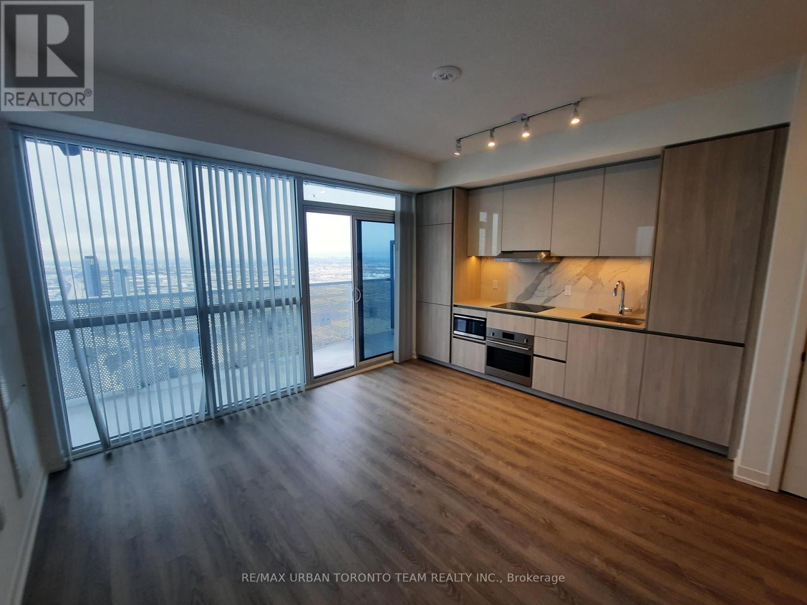 4806 - 8 Interchange Way, Vaughan (Vaughan Corporate Centre), Ontario  L4K 5Z7 - Photo 3 - N12810000