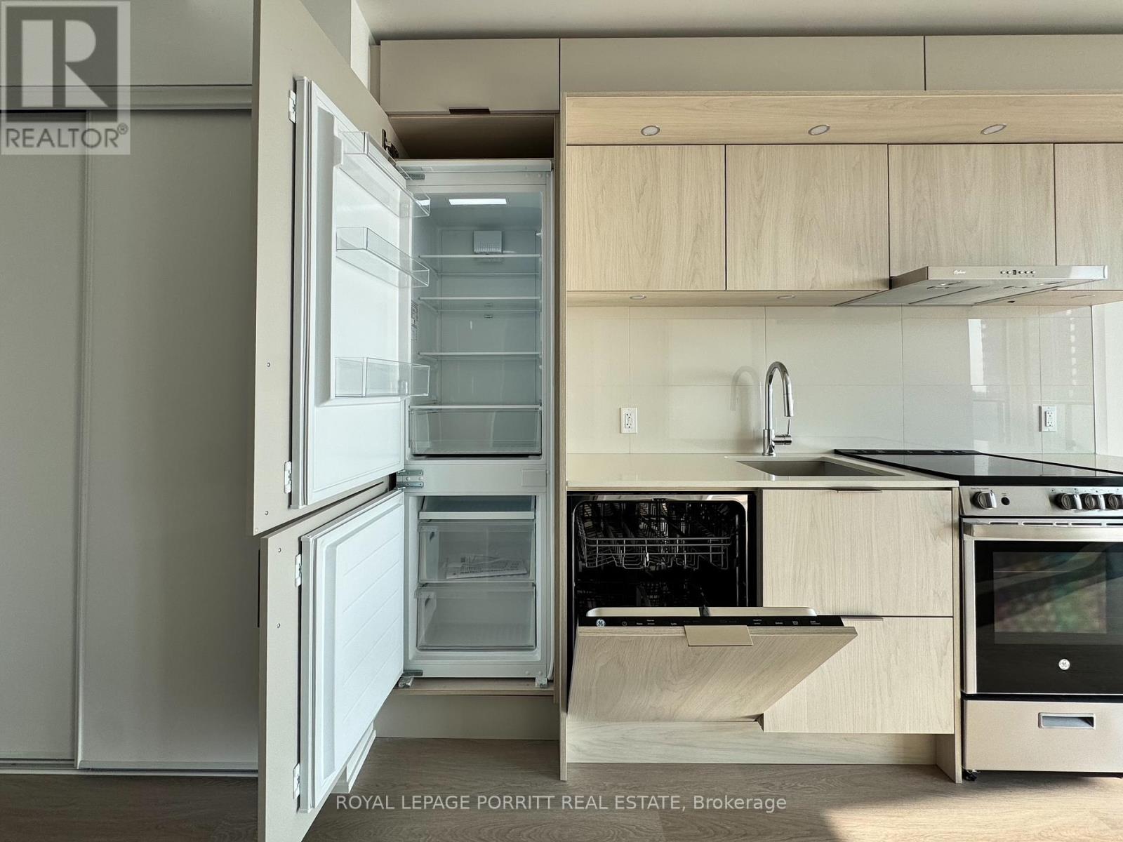 316 - 448 Burnhamthorpe Road W, Mississauga (City Centre), Ontario  L5B 4M6 - Photo 10 - W12809992