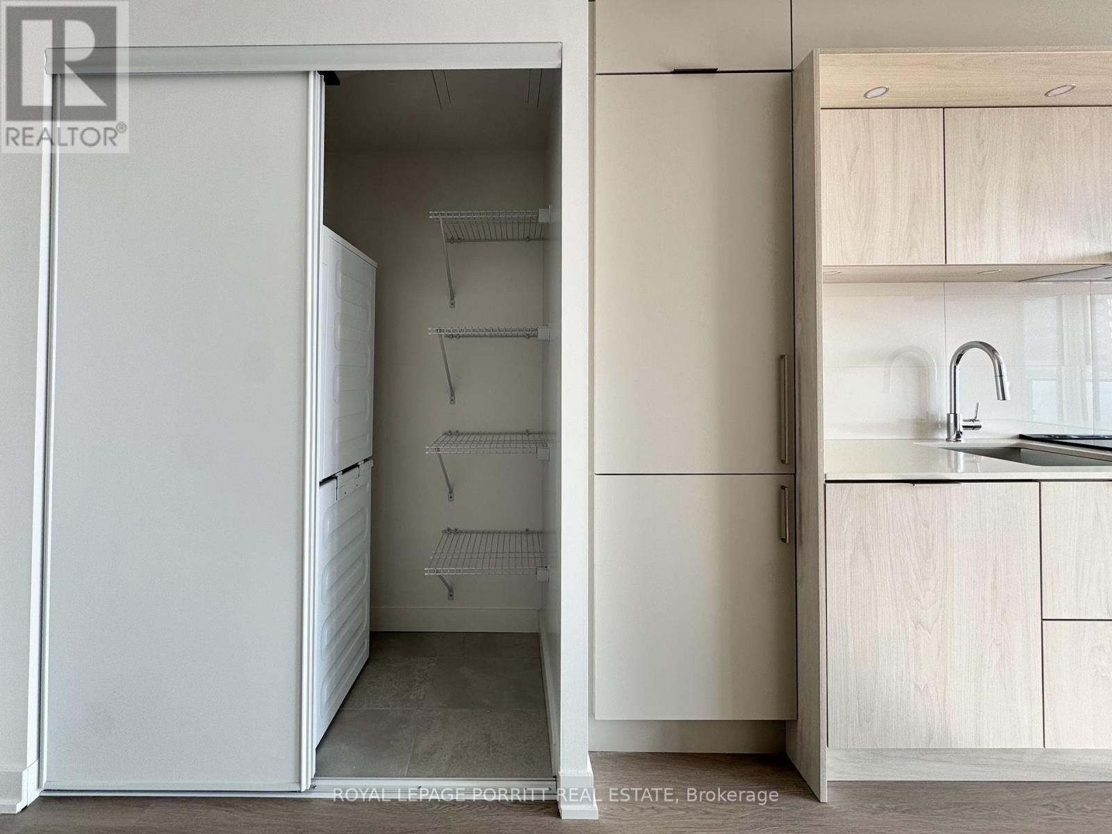 316 - 448 Burnhamthorpe Road W, Mississauga (City Centre), Ontario  L5B 4M6 - Photo 5 - W12809992