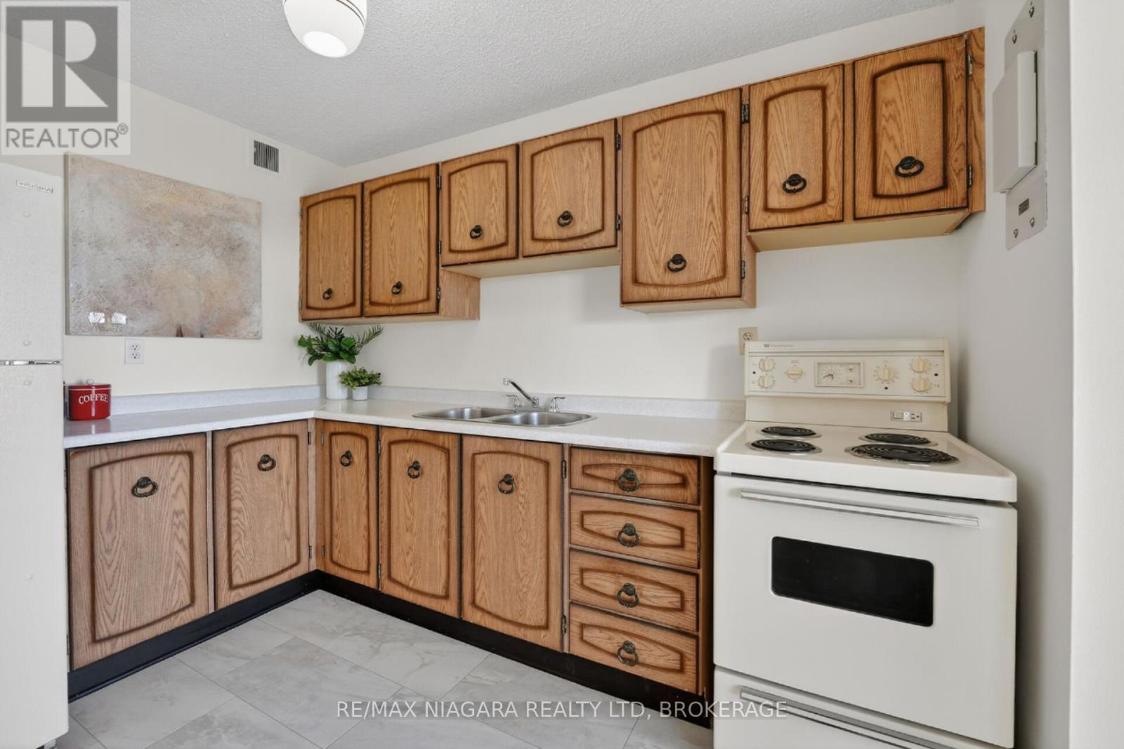 1003 - 365 Geneva Street, St. Catharines, Ontario  L2N 5S7 - Photo 11 - X12716520