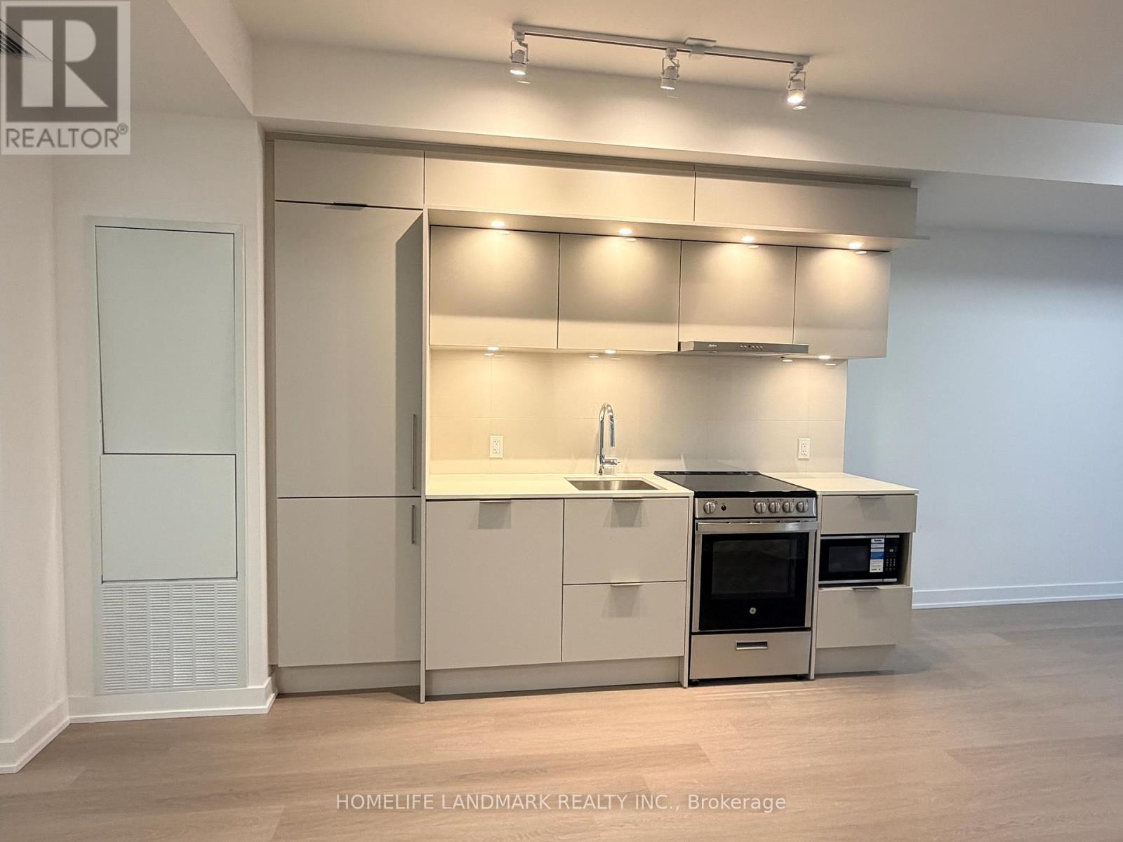 905 - 448 Burnhamthorpe Road W, Mississauga, Ontario  L5B 0R4 - Photo 5 - W12810062