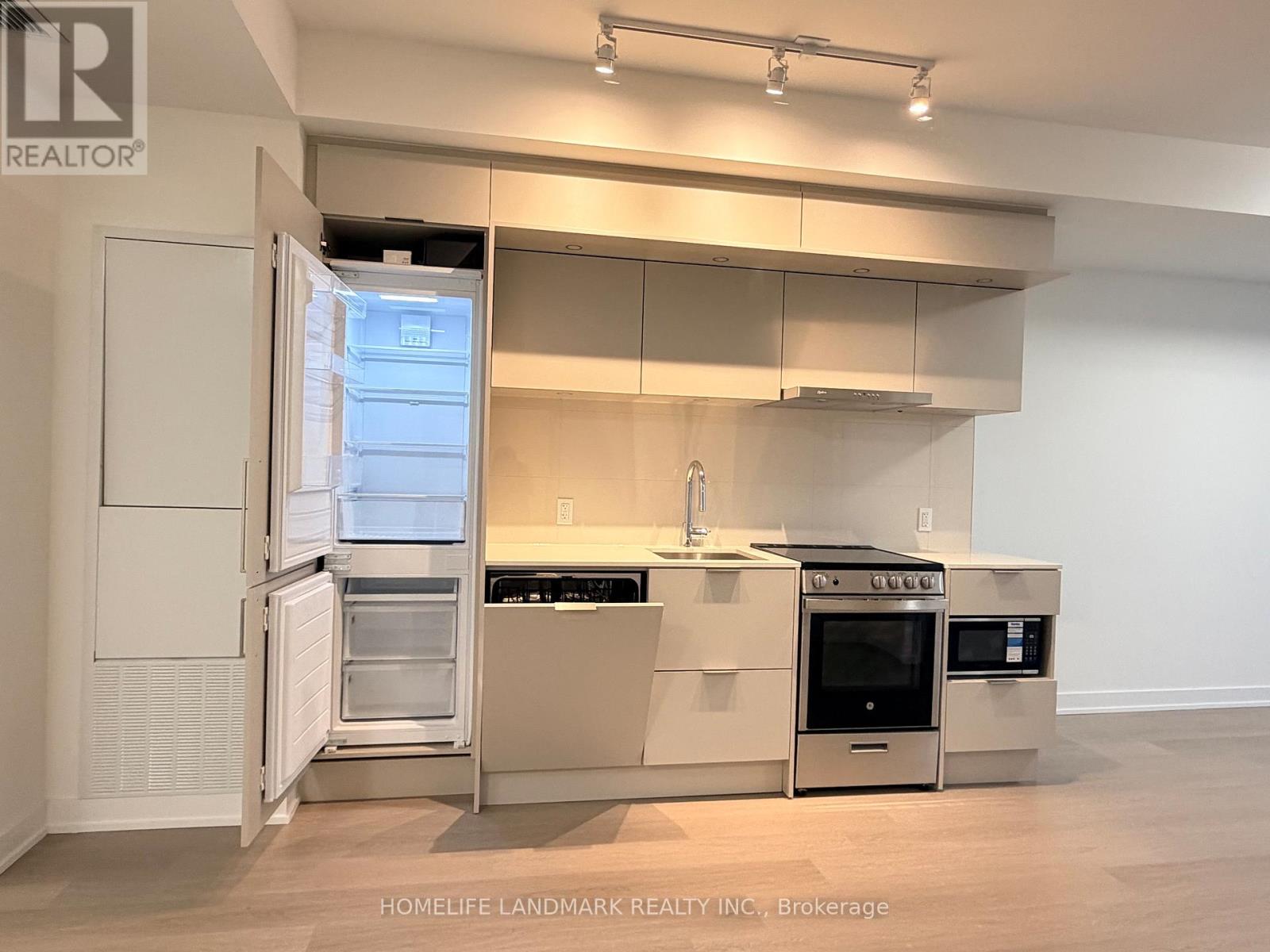 905 - 448 Burnhamthorpe Road W, Mississauga, Ontario  L5B 0R4 - Photo 6 - W12810062