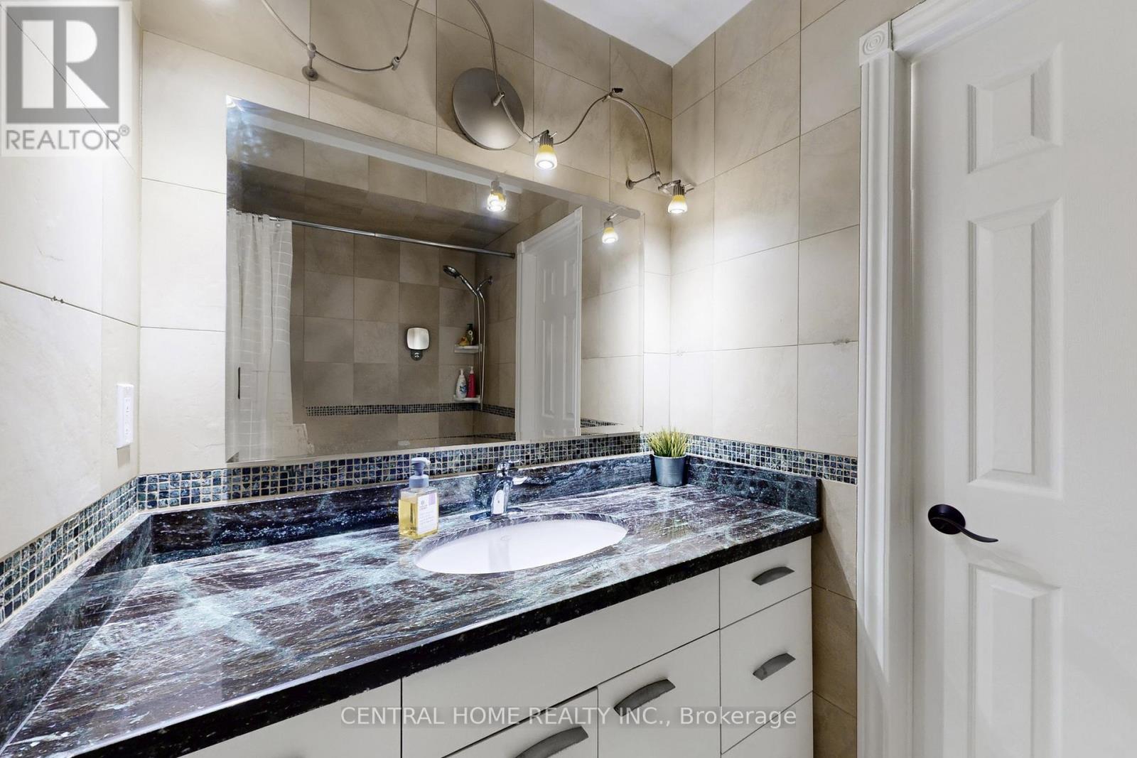 28 Theobald's Circle, Richmond Hill, Ontario  L4C 9C6 - Photo 32 - N12809002