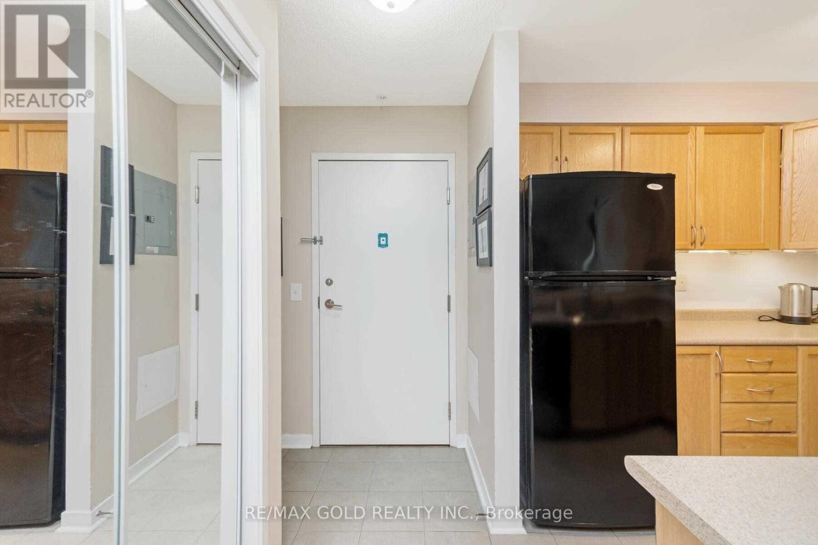 1110 - 8 Dayspring Circle E, Brampton, Ontario  L6P 2Z7 - Photo 3 - W12809546