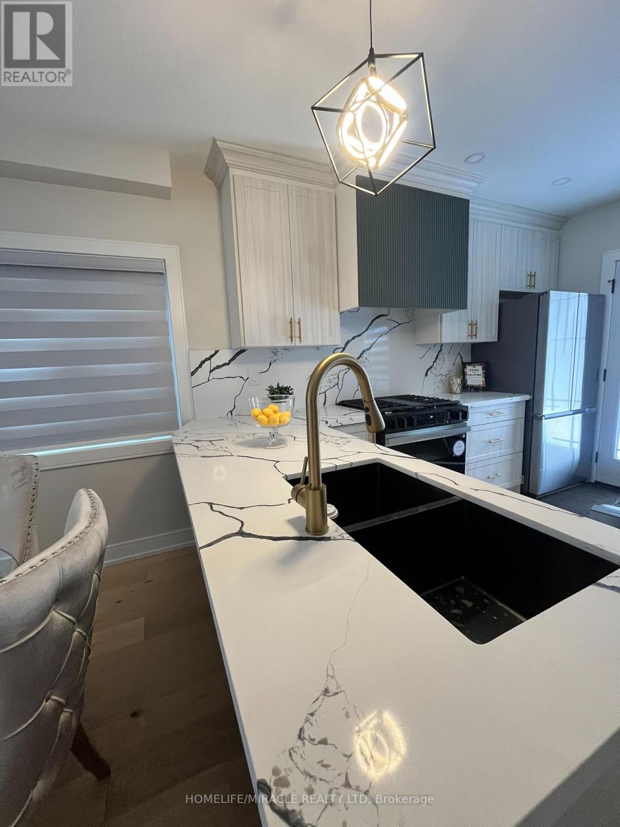 12 Thyra Avenue, Toronto, Ontario  M4C 5G5 - Photo 4 - E12810156