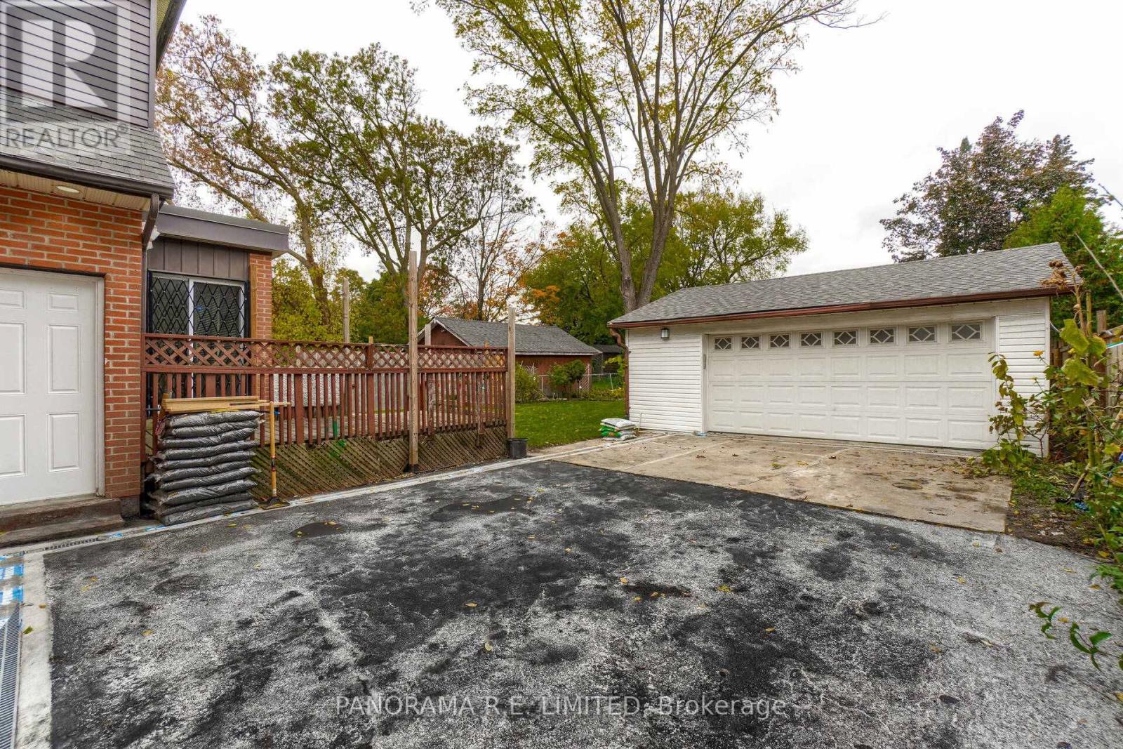 395 Burnhamthorpe Road, Toronto, Ontario  M9B 2A7 - Photo 27 - W12810134