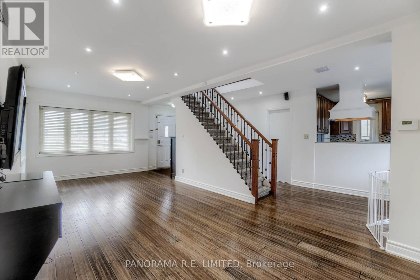 395 Burnhamthorpe Road, Toronto, Ontario  M9B 2A7 - Photo 5 - W12810134