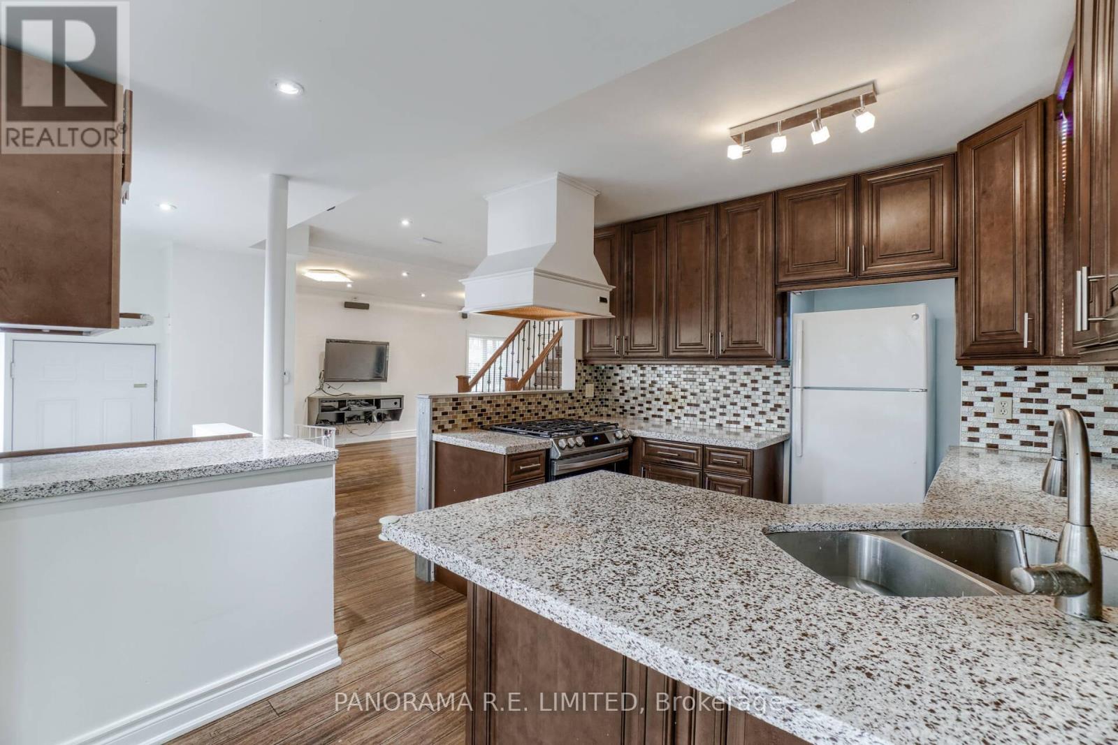 395 Burnhamthorpe Road, Toronto, Ontario  M9B 2A7 - Photo 8 - W12810134