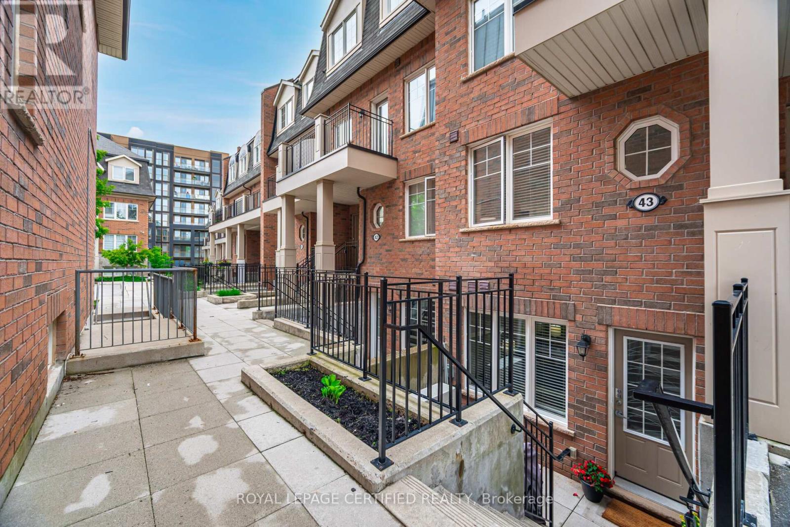 43-01 - 2420 Baronwood Drive, Oakville, Ontario  L6M 0X6 - Photo 3 - W12793060