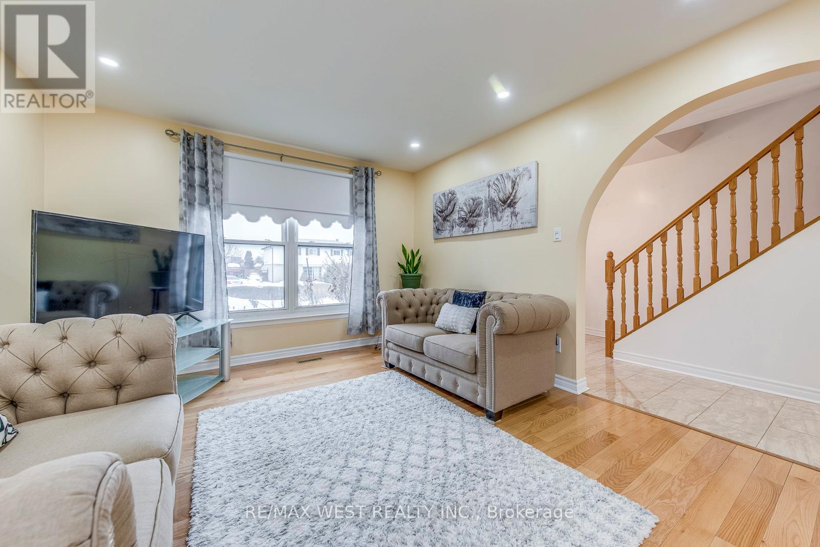 43 Flamingo Crescent, Brampton, Ontario  L6T 2G6 - Photo 7 - W12810166