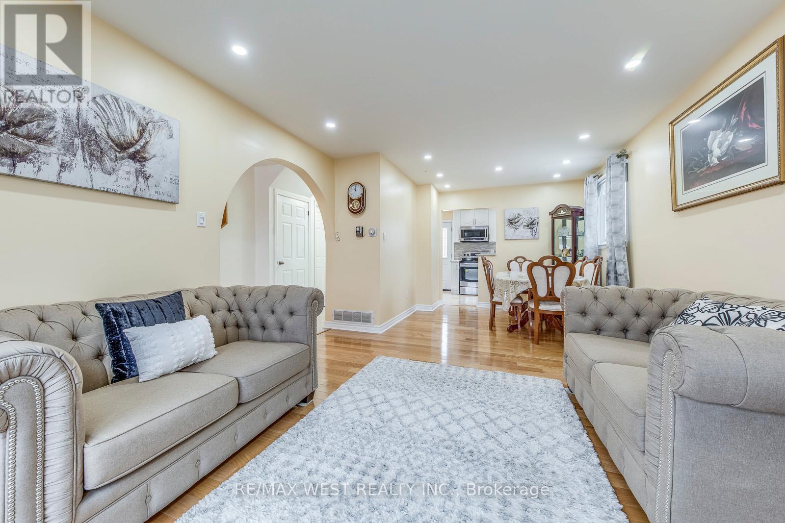 43 Flamingo Crescent, Brampton, Ontario  L6T 2G6 - Photo 9 - W12810166