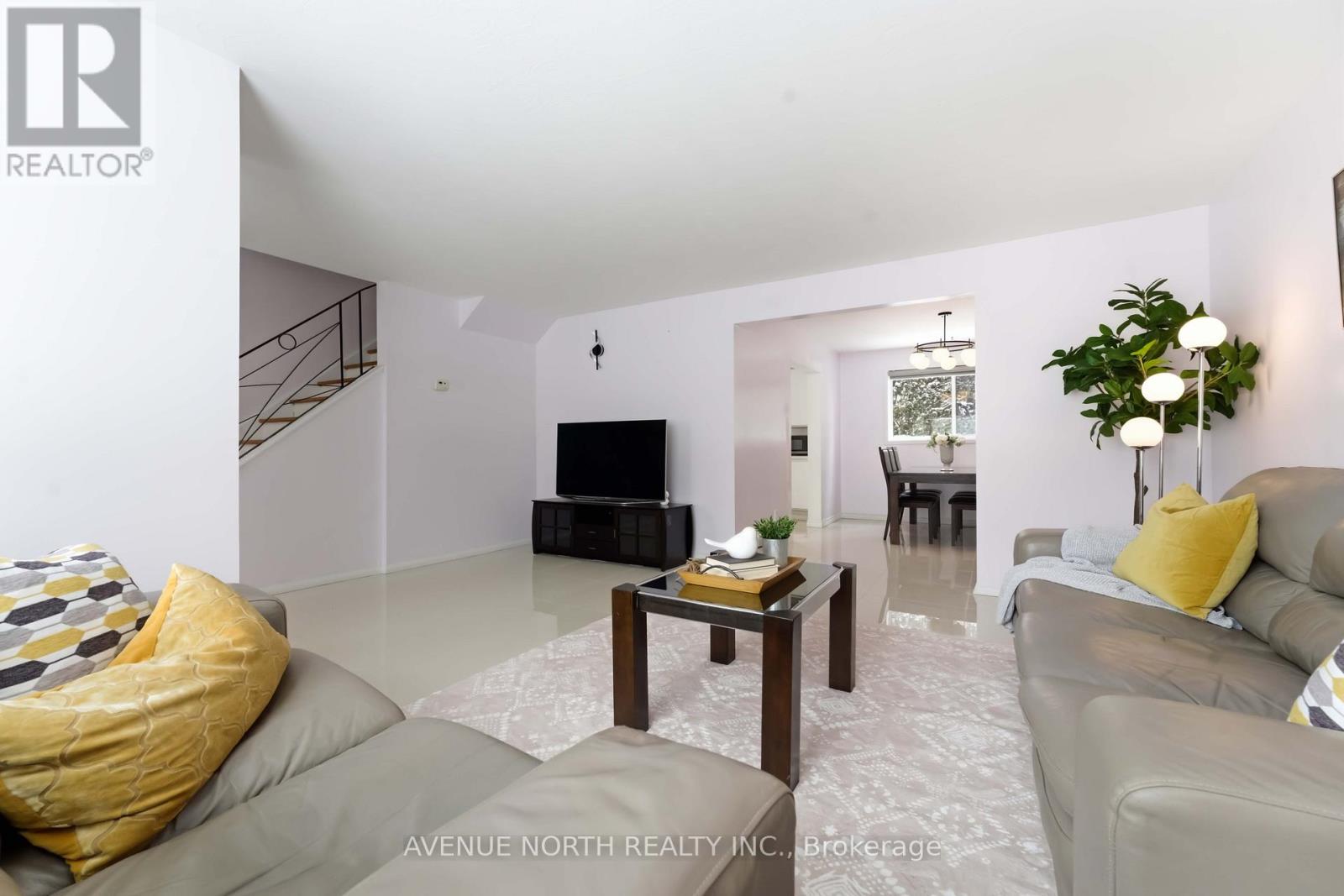 923 Pinecrest Road, Ottawa, Ontario  K2B 6B1 - Photo 6 - X12810186