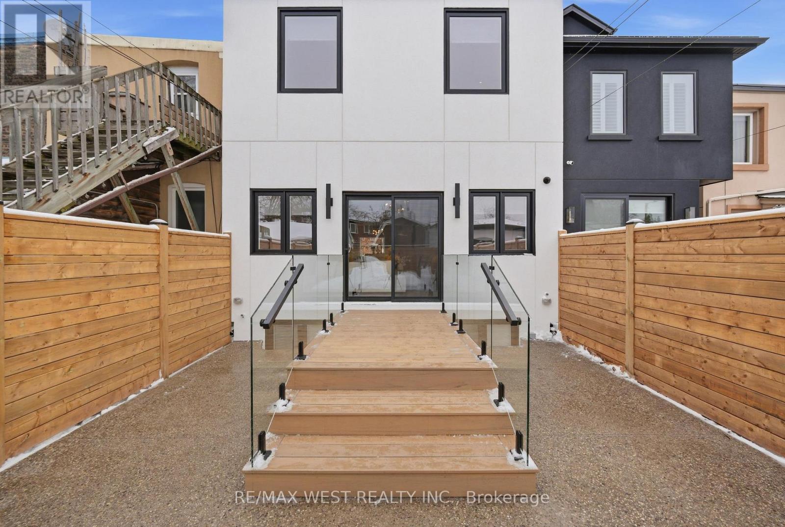 390 St Clarens Avenue, Toronto, Ontario  M6H 3W3 - Photo 47 - C12810200