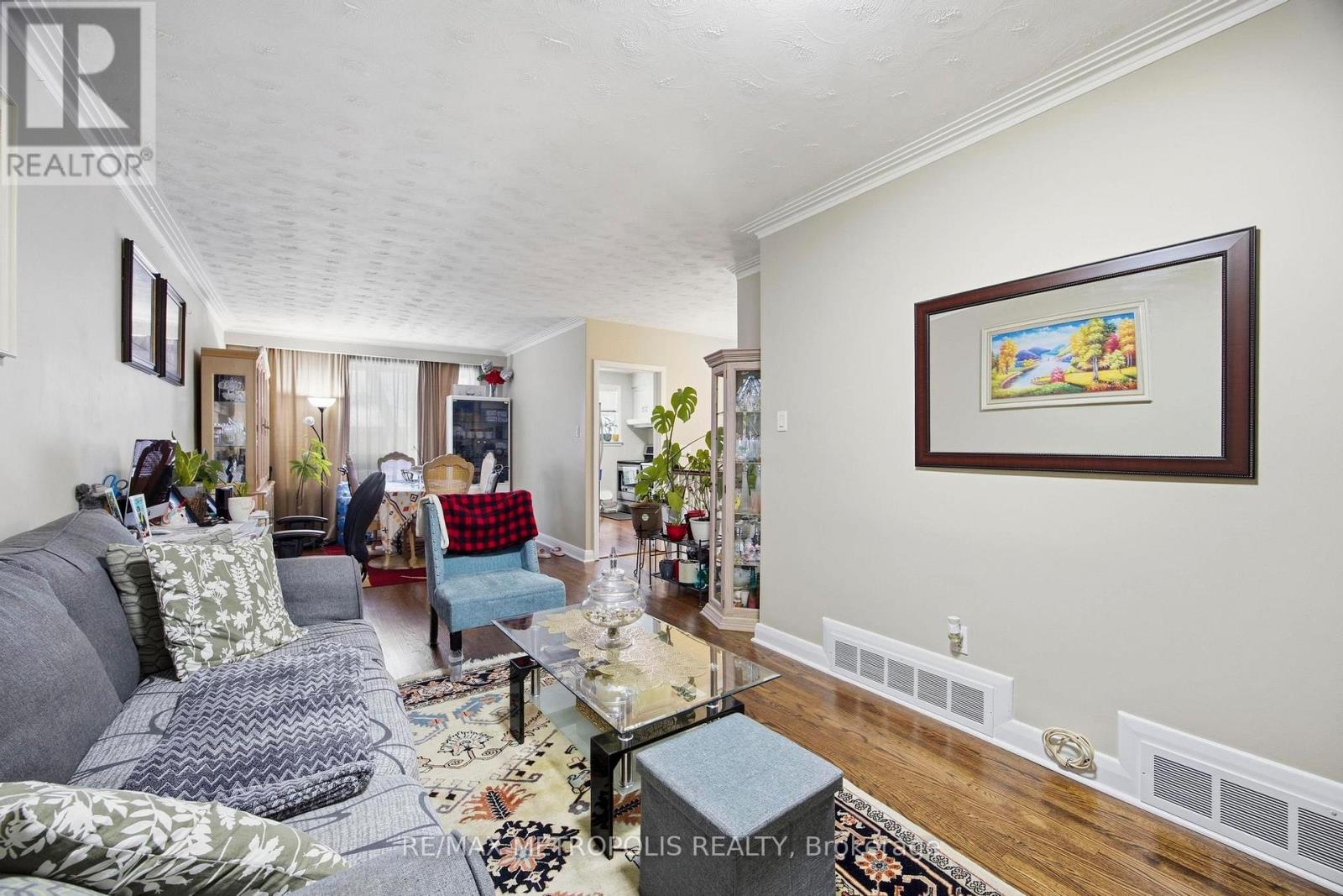 11 Rambler Place, Toronto, Ontario  M3L 1N6 - Photo 10 - W12810206