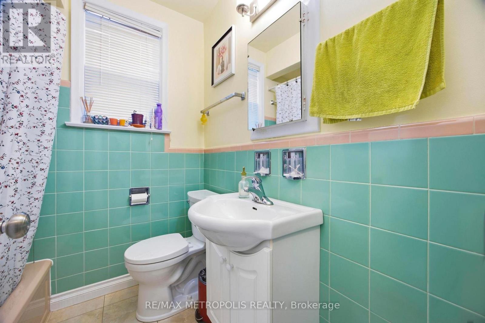 11 Rambler Place, Toronto, Ontario  M3L 1N6 - Photo 18 - W12810206