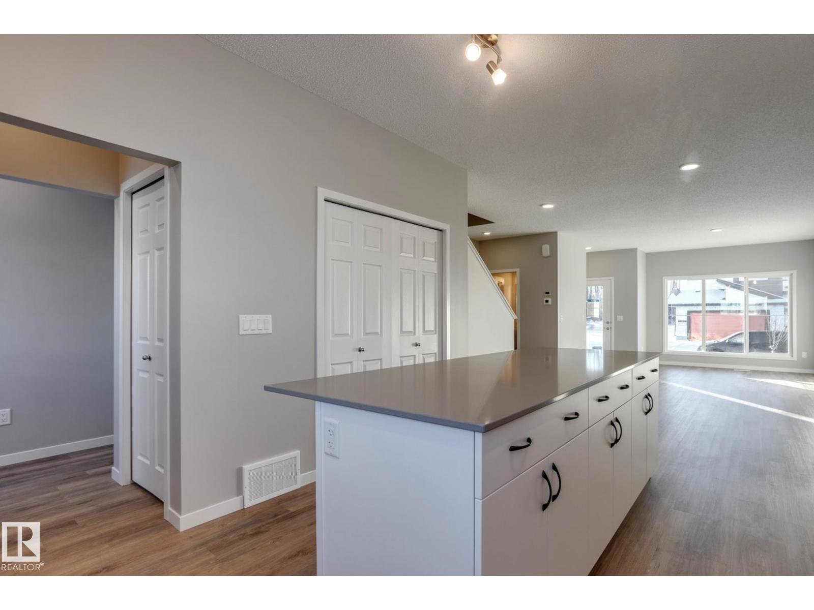 6226 175a Av Nw, Edmonton, Alberta  T5Y 4H3 - Photo 3 - E4473705