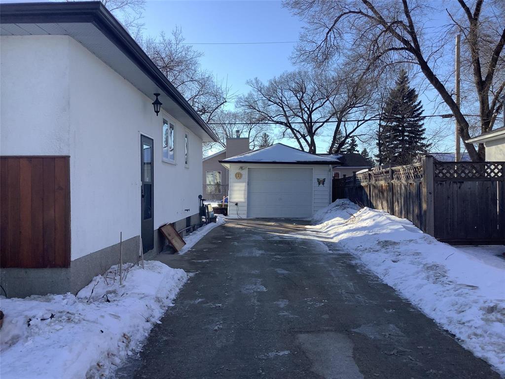 17 Frontenac Bay, Winnipeg, Manitoba  R2J 2H1 - Photo 2 - 202602681