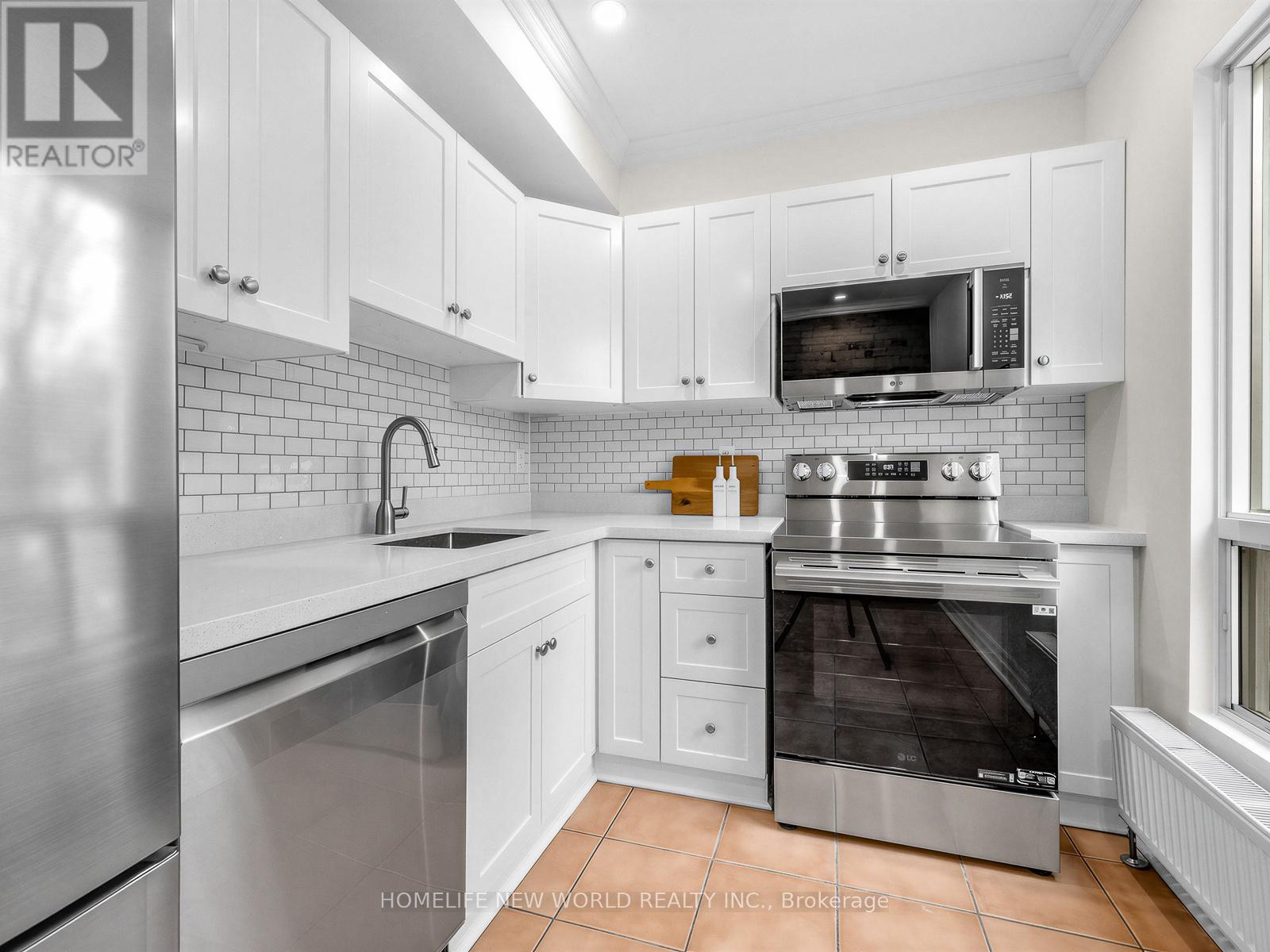 Upper - 1005 Bathurst Street, Toronto, Ontario  M5R 3G8 - Photo 9 - C12810236