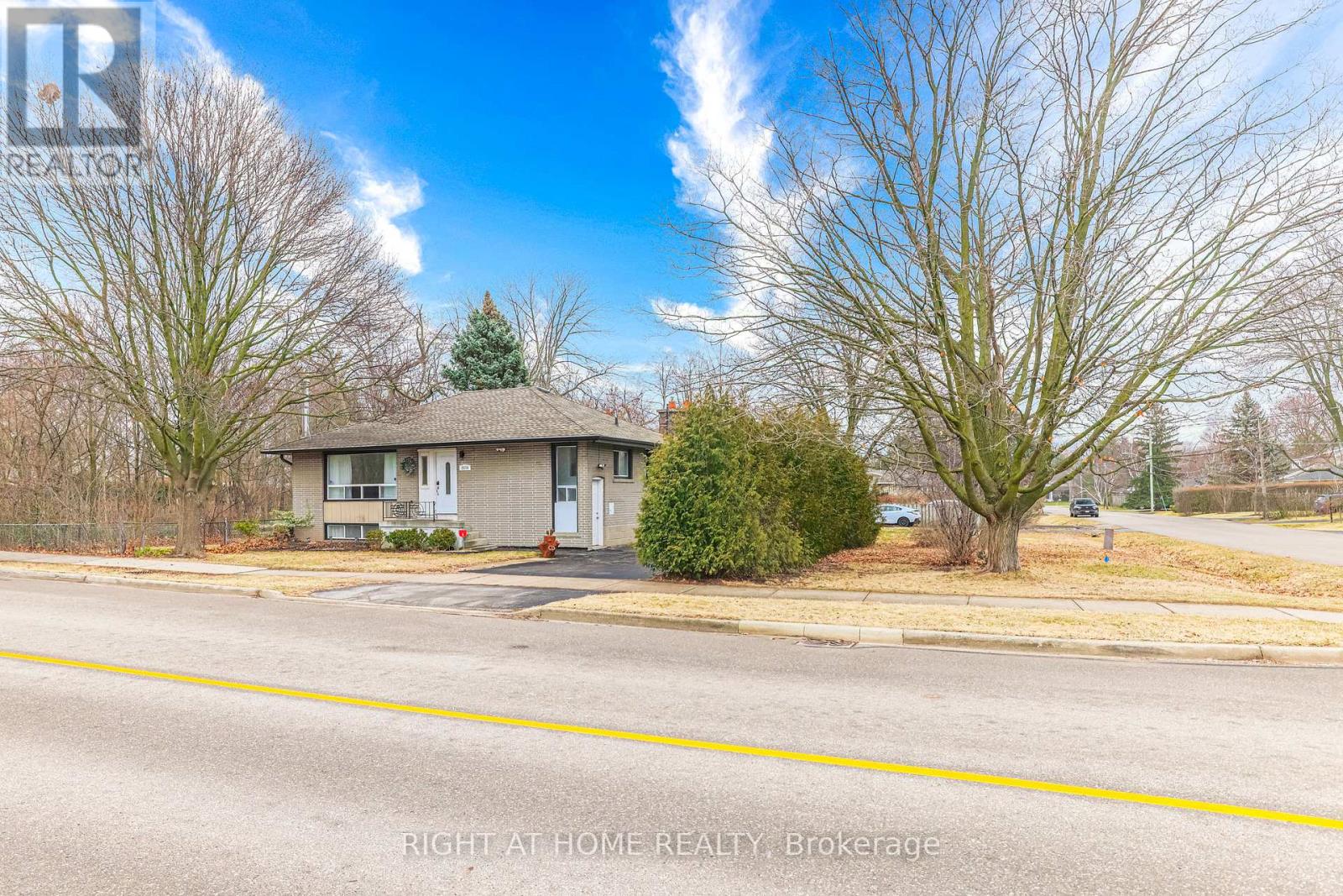 2076 Constance Drive, Oakville, Ontario  L6J 2V7 - Photo 2 - W12810244