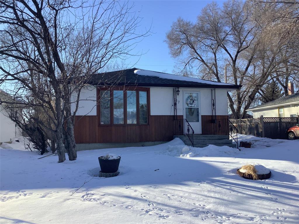 17 Frontenac Bay, Winnipeg, Manitoba  R2J 2H1 - Photo 1 - 202602681