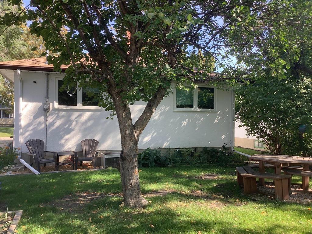 17 Frontenac Bay, Winnipeg, Manitoba  R2J 2H1 - Photo 6 - 202602681