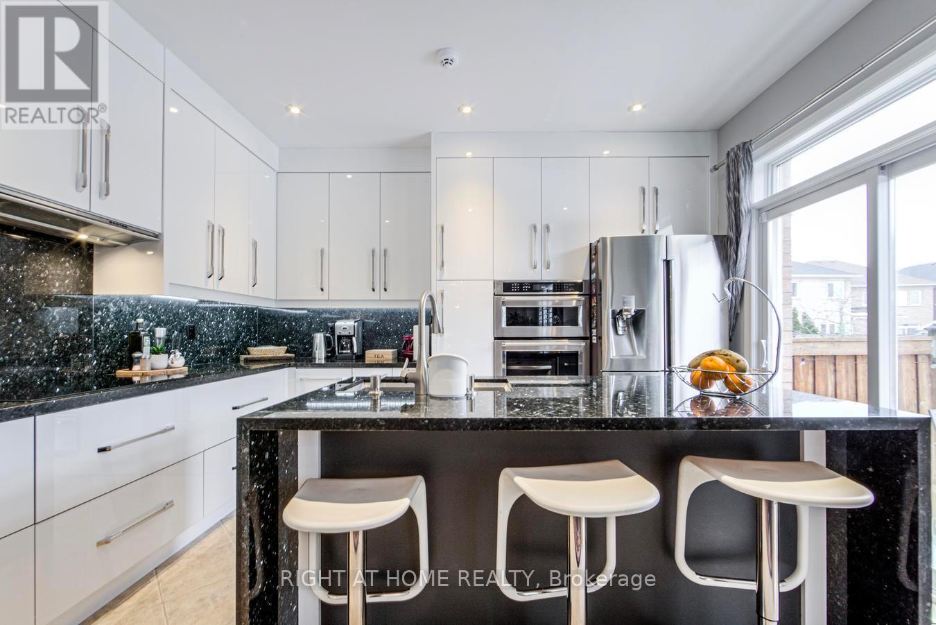 1290 Jezero Crescent, Oakville, Ontario  L6H 0B5 - Photo 17 - W12810268