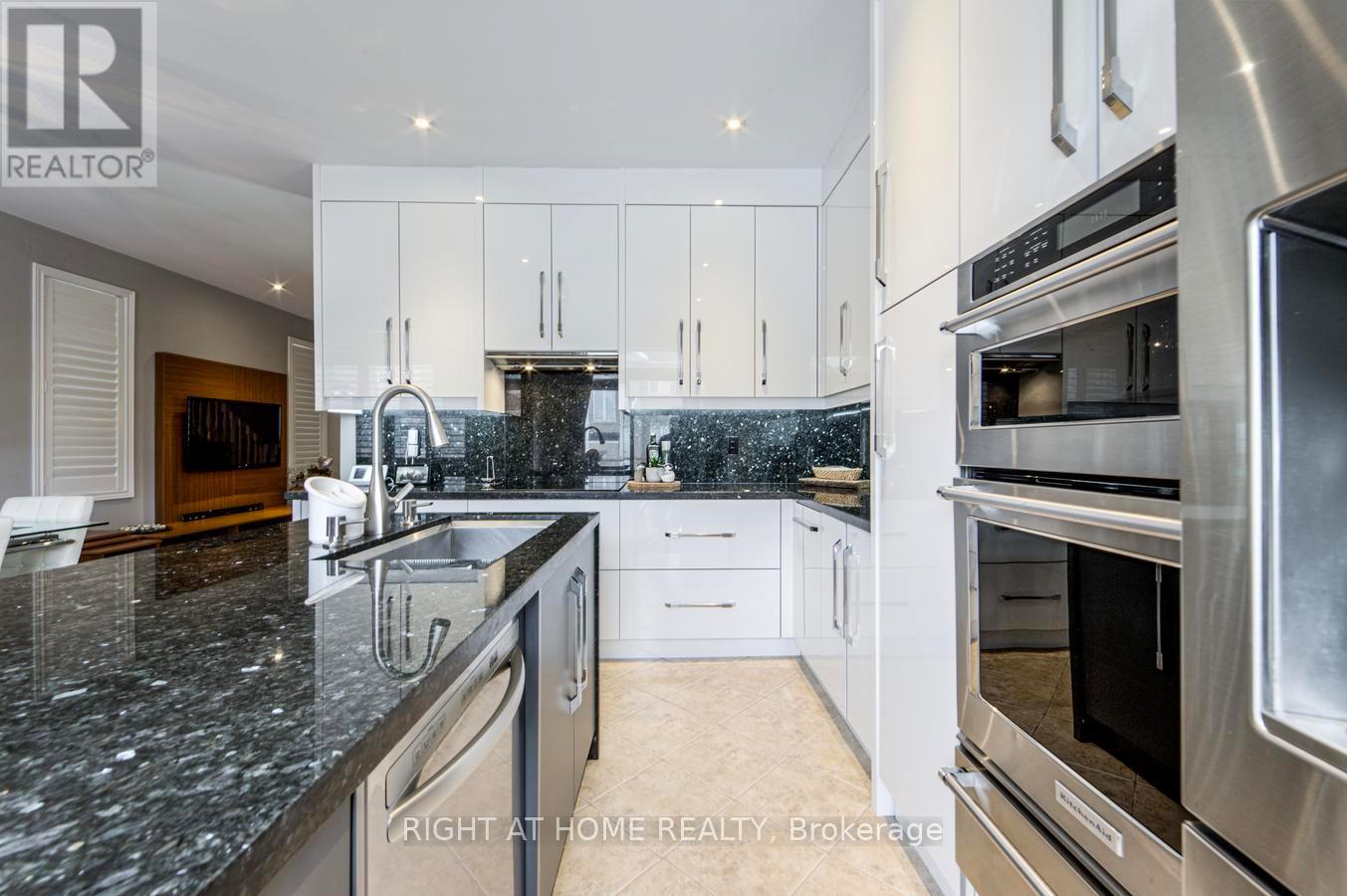 1290 Jezero Crescent, Oakville, Ontario  L6H 0B5 - Photo 20 - W12810268