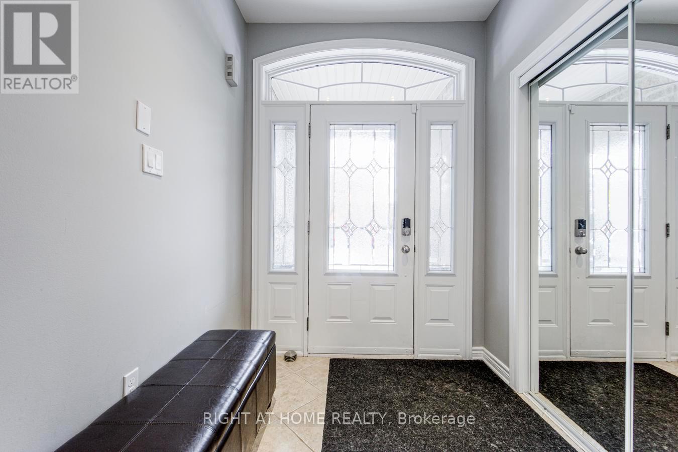 1290 Jezero Crescent, Oakville, Ontario  L6H 0B5 - Photo 4 - W12810268