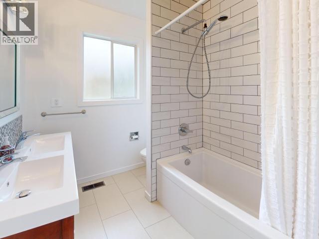 6635 Drake Street, Powell River, British Columbia  V8A 3X6 - Photo 8 - 19661