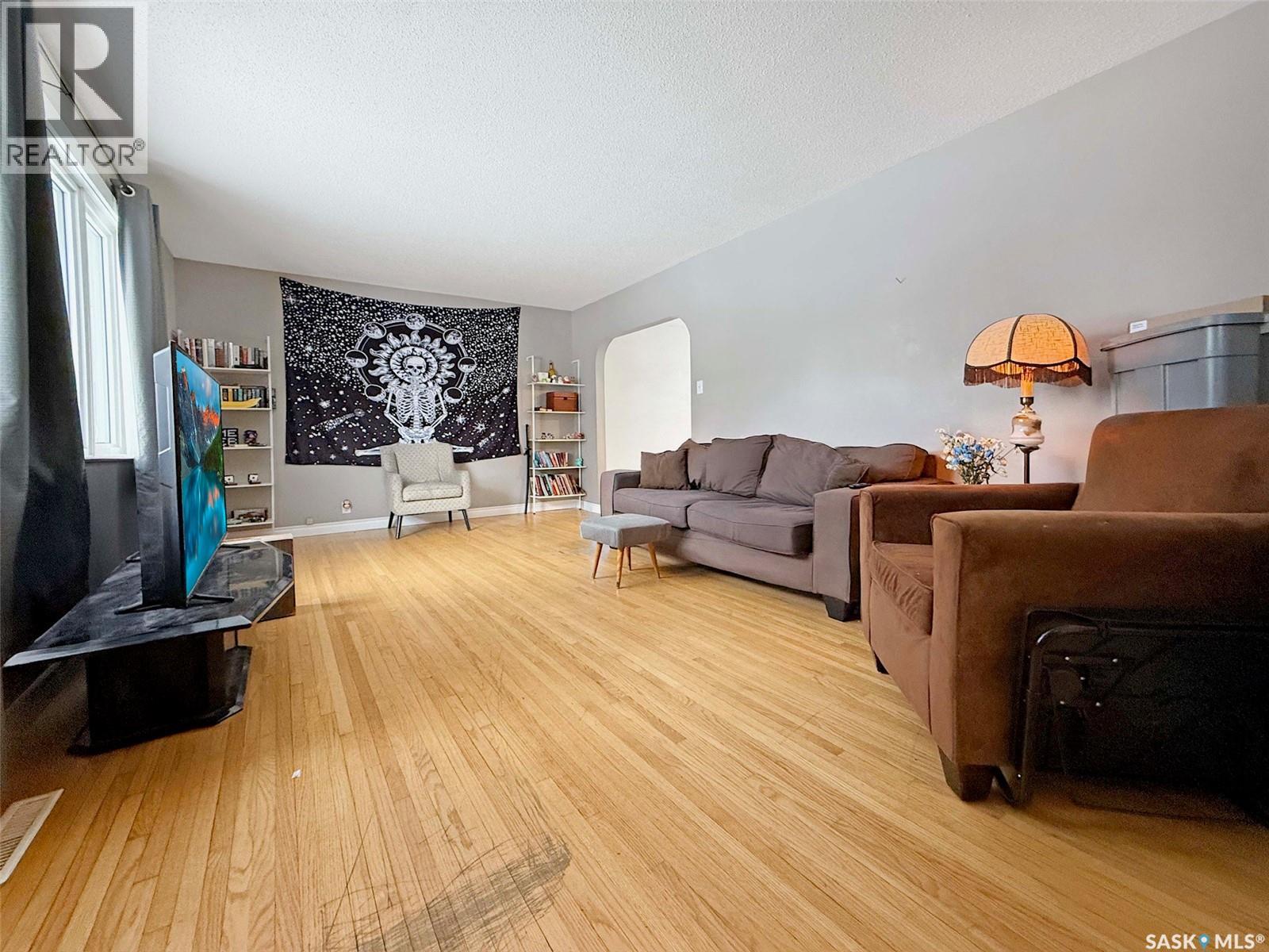 271 14th Avenue Ne, Swift Current, Saskatchewan  S9H 2W8 - Photo 2 - SK026640