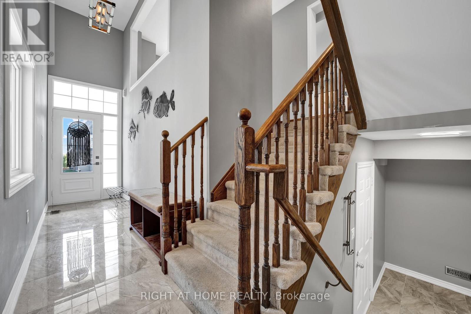 40 Ridge Gate Crescent, East Gwillimbury, Ontario  L0G 1M0 - Photo 2 - N12810312