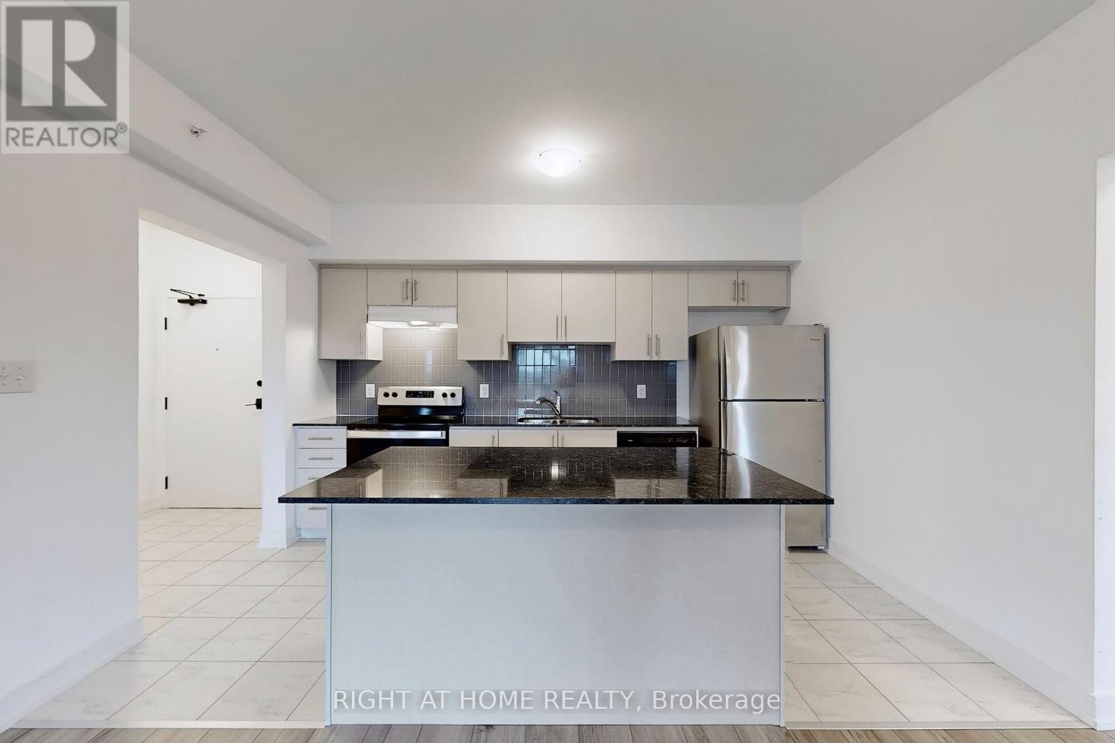 208 - 4 Spice Way, Barrie, Ontario  L9J 0M2 - Photo 7 - S12810332