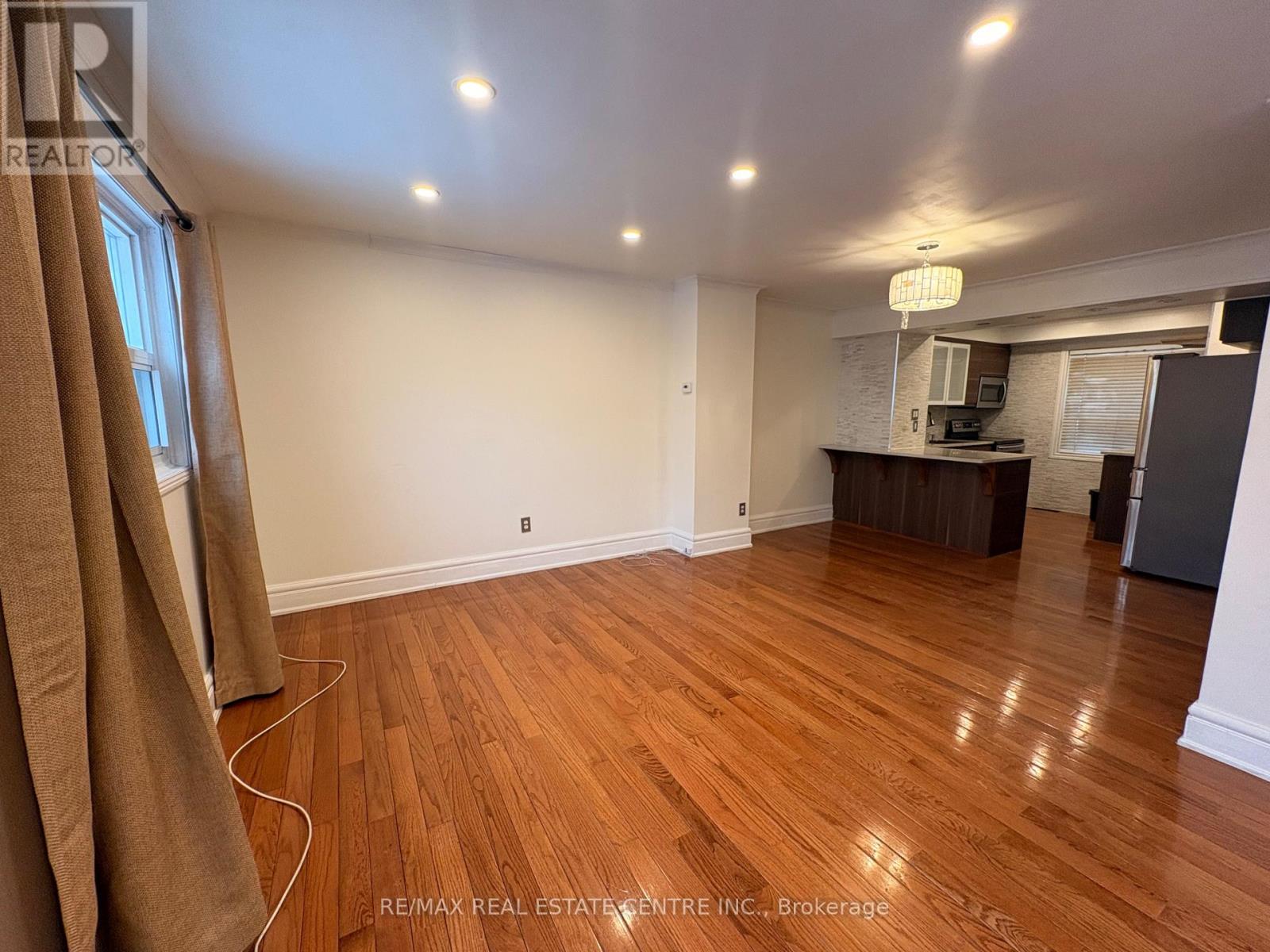 27 - 1055 Shawnmarr Road, Mississauga, Ontario  L5H 3V2 - Photo 6 - W12810334