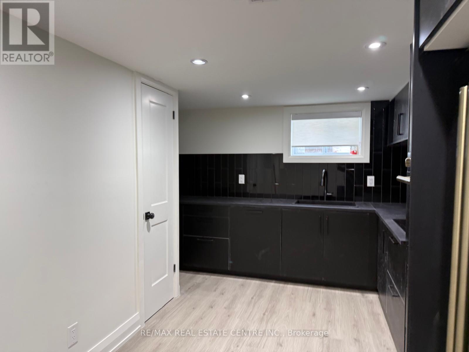 Apt B - 70 Beaverbrook Avenue, Toronto, Ontario  M9B 2N6 - Photo 10 - W12810350