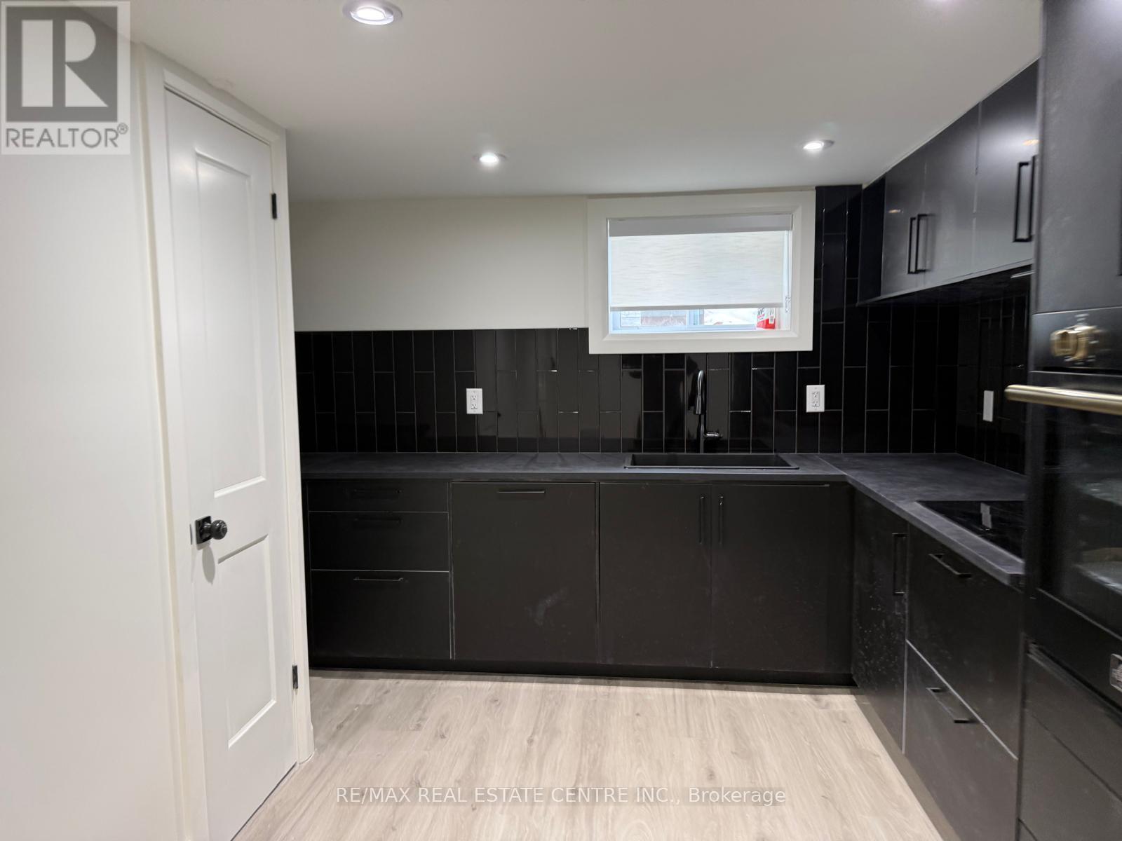 Apt B - 70 Beaverbrook Avenue, Toronto, Ontario  M9B 2N6 - Photo 11 - W12810350