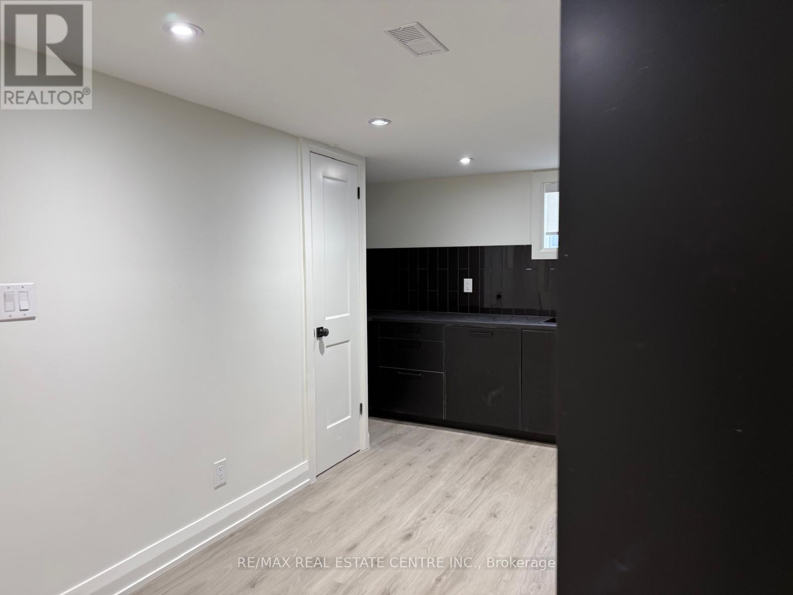 Apt B - 70 Beaverbrook Avenue, Toronto, Ontario  M9B 2N6 - Photo 9 - W12810350