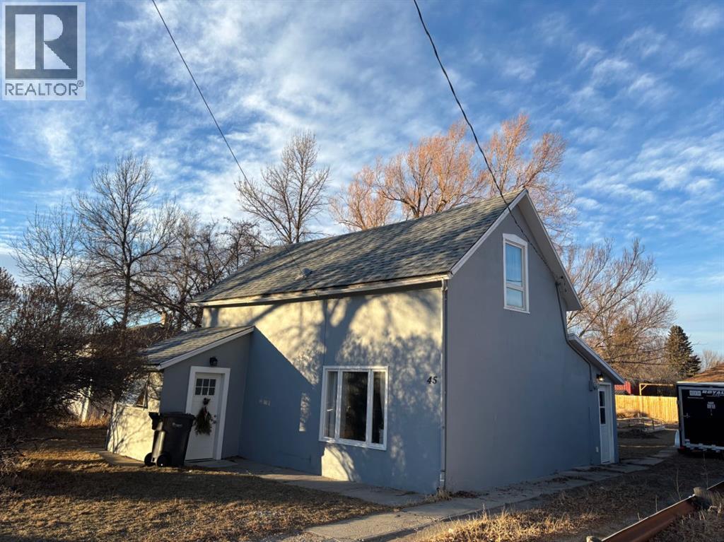 45 Civic Avenue W, Magrath, Alberta  T0K 1J0 - Photo 2 - A2279183