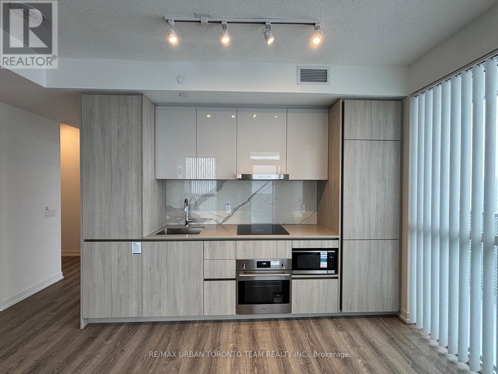 5609 - 8 Interchange Way, Vaughan, Ontario  L4K 5Z7 - Photo 2 - N12810400