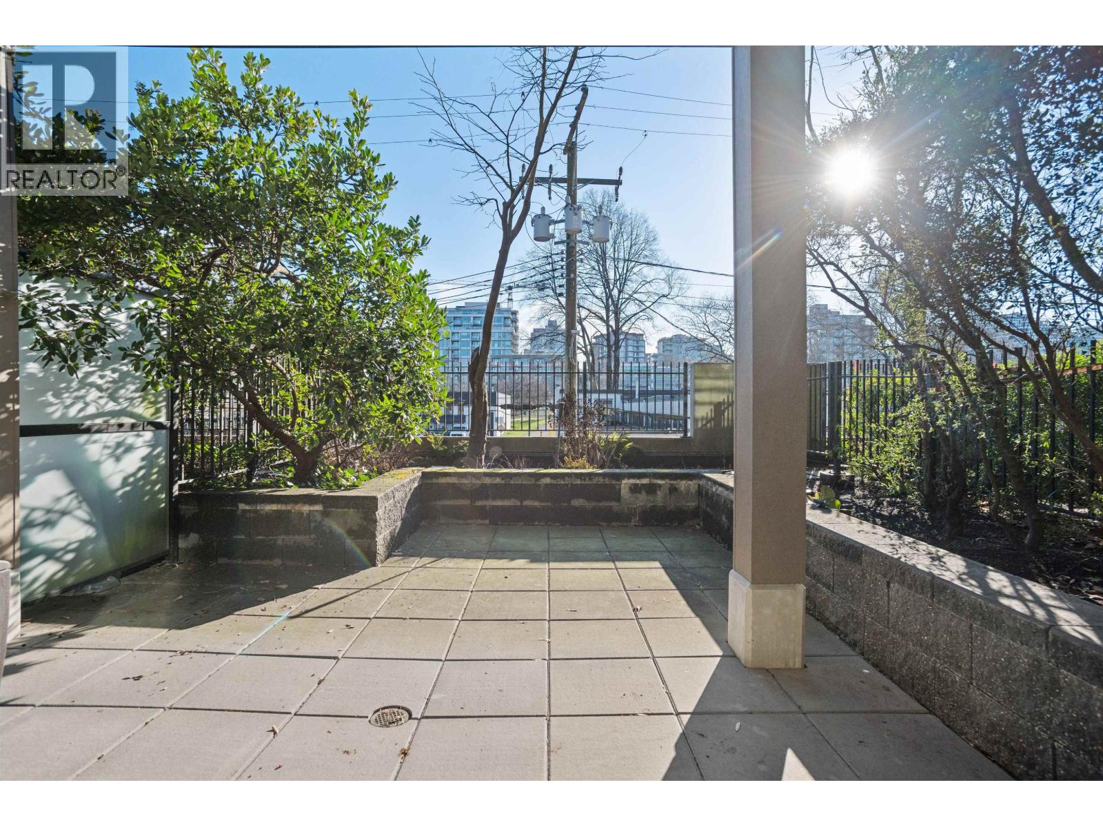 Listing Picture 2 of 28 : 209 1628 W 4TH AVENUE, Vancouver / 溫哥華 - 魯藝地產 Yvonne Lu Group - MLS Medallion Club Member