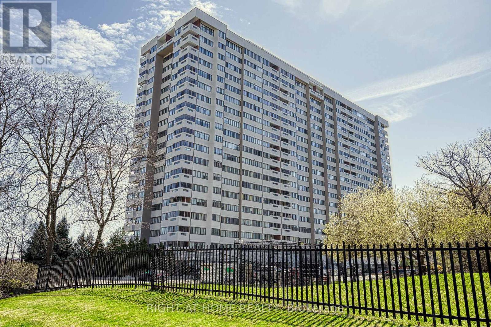 205 - 1580 Mississauga Valley Boulevard, Mississauga, Ontario  L5A 3T8 - Photo 3 - W12800590