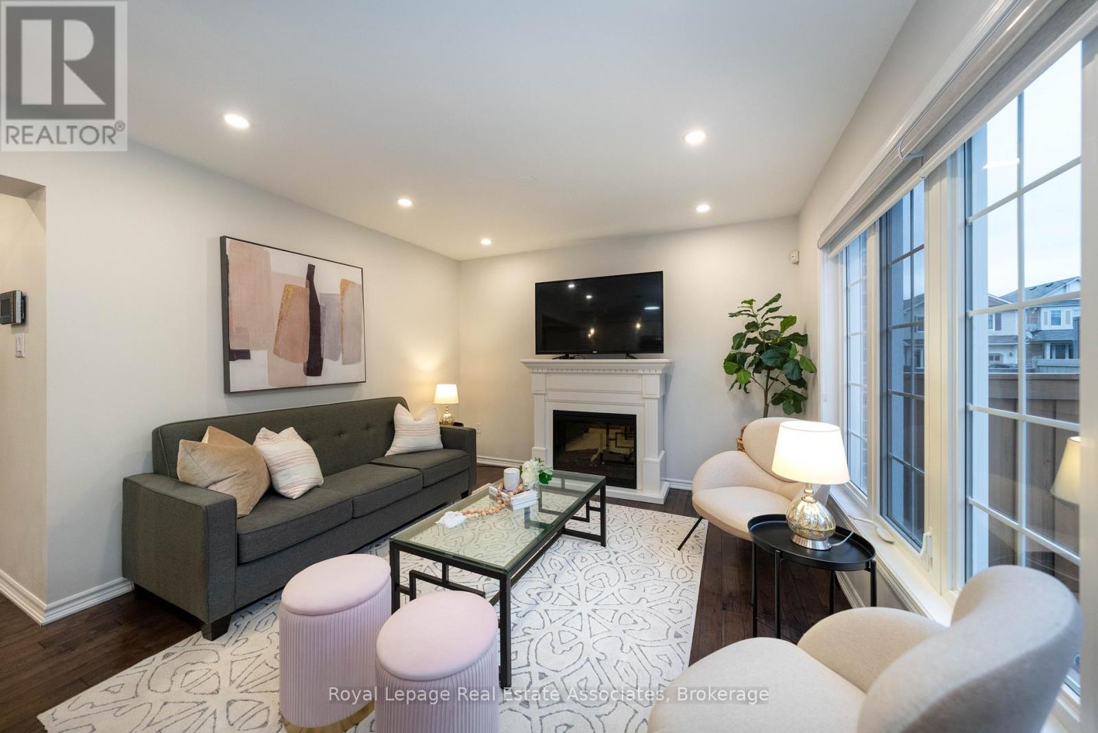 303 Chuchmach Close, Milton, Ontario  L9T 8B3 - Photo 5 - W12694344