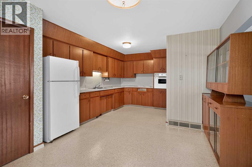 337 Capri Avenue Nw, Calgary, Alberta  T2L 0J4 - Photo 2 - A2286264