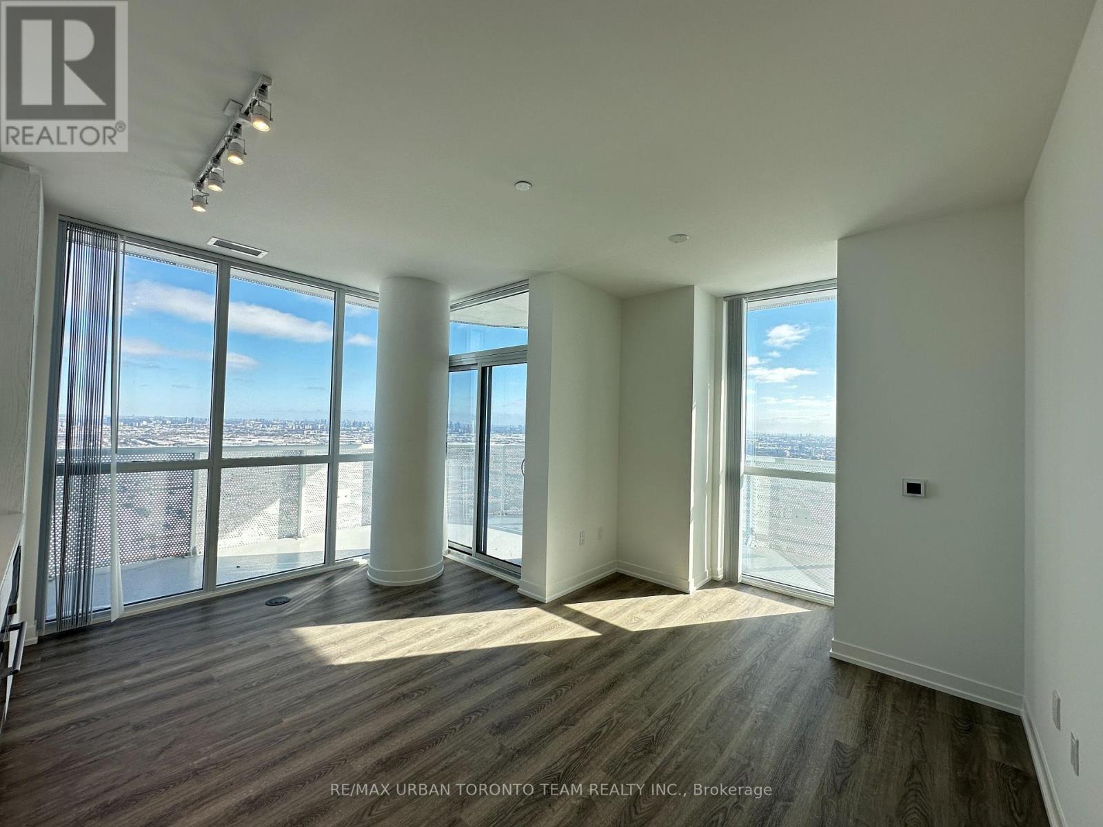 6009 - 8 Interchange Way, Vaughan, Ontario  L4K 5Z7 - Photo 3 - N12810408