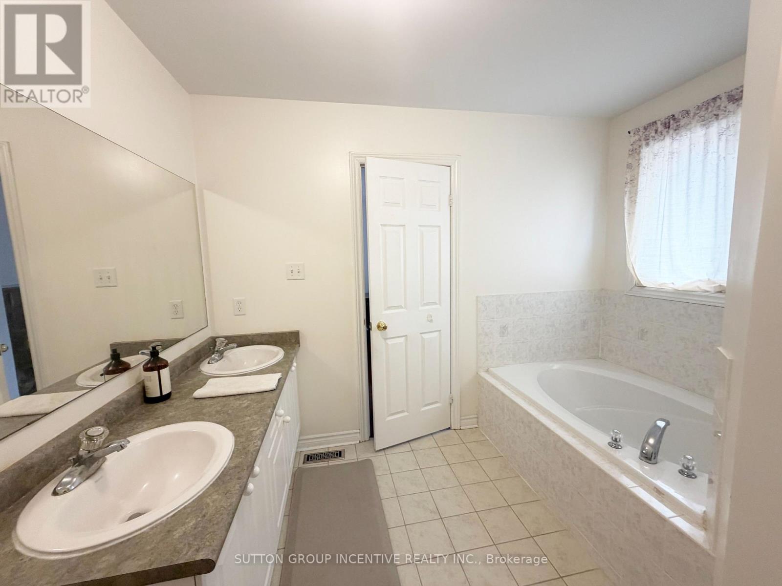 134 Raymond Crescent, Barrie, Ontario  L4N 0V7 - Photo 13 - S12810448