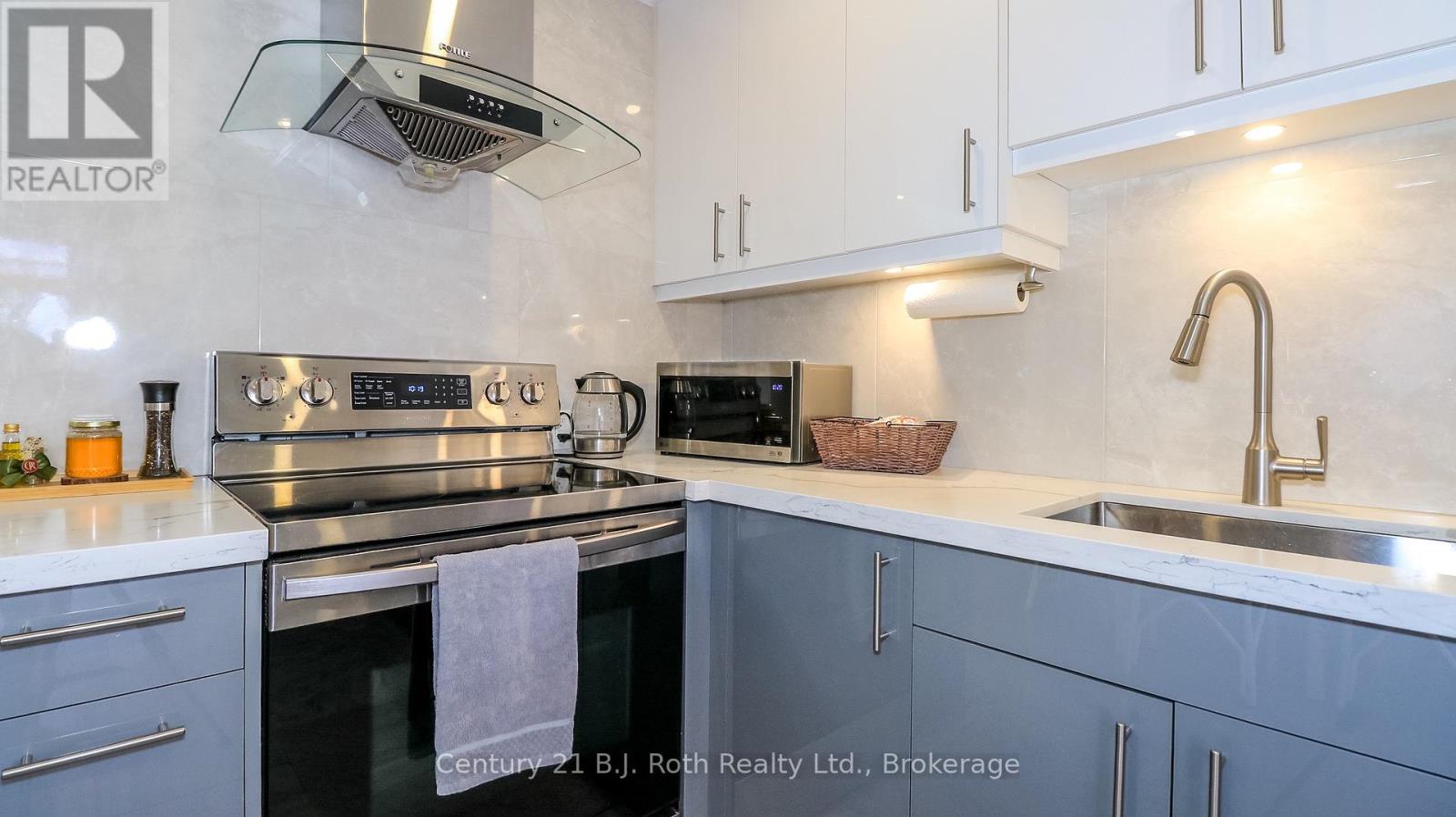 156 The Westway, Toronto, Ontario  M9P 2C1 - Photo 6 - W12810488