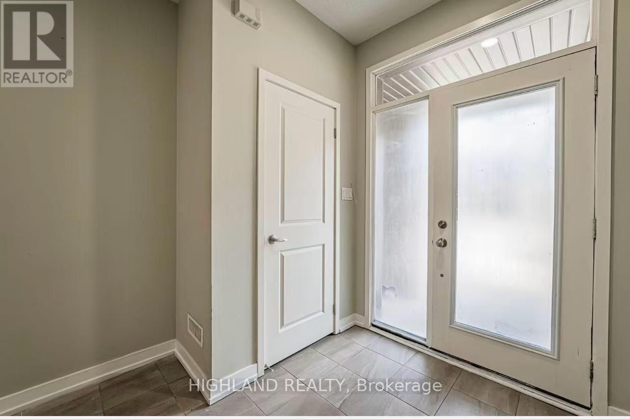 Suite A - 167 Squire Crescent, Oakville, Ontario  L6H 0L7 - Photo 3 - W12810454