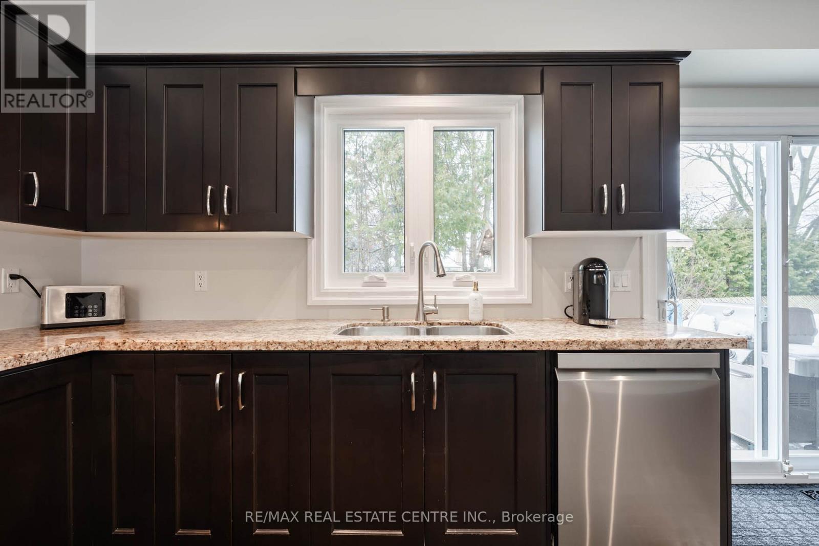 35 Treleaven Drive, Brampton, Ontario  L6Y 1X7 - Photo 11 - W12810470