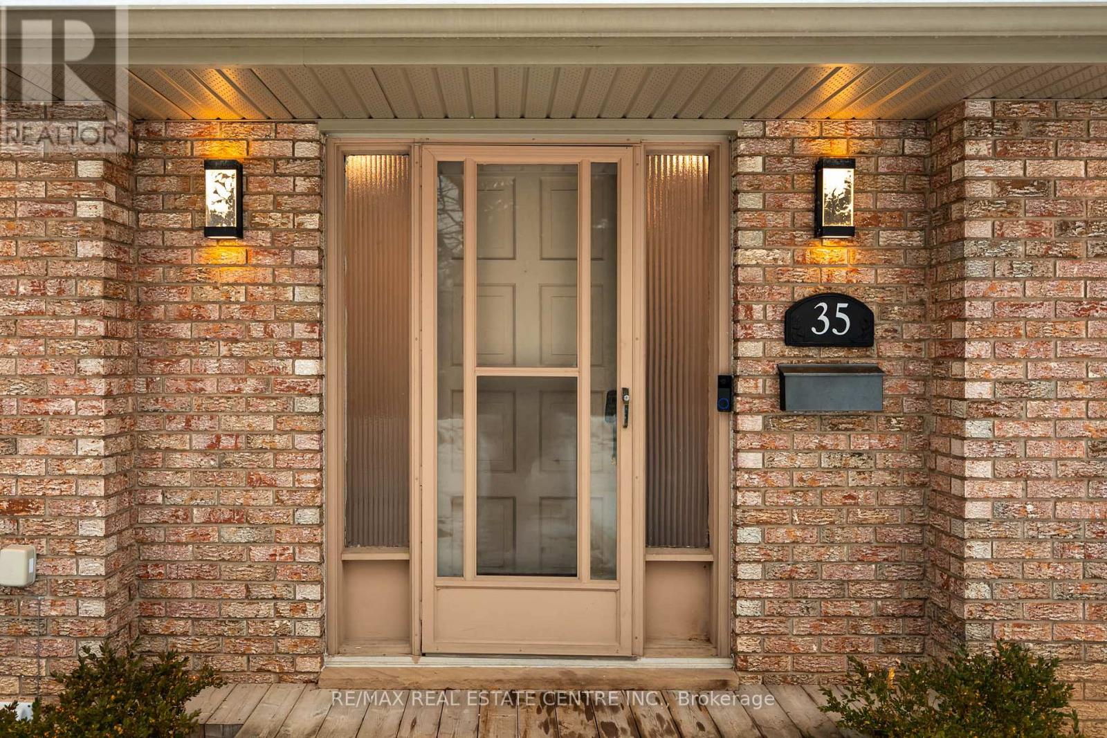 35 Treleaven Drive, Brampton, Ontario  L6Y 1X7 - Photo 4 - W12810470