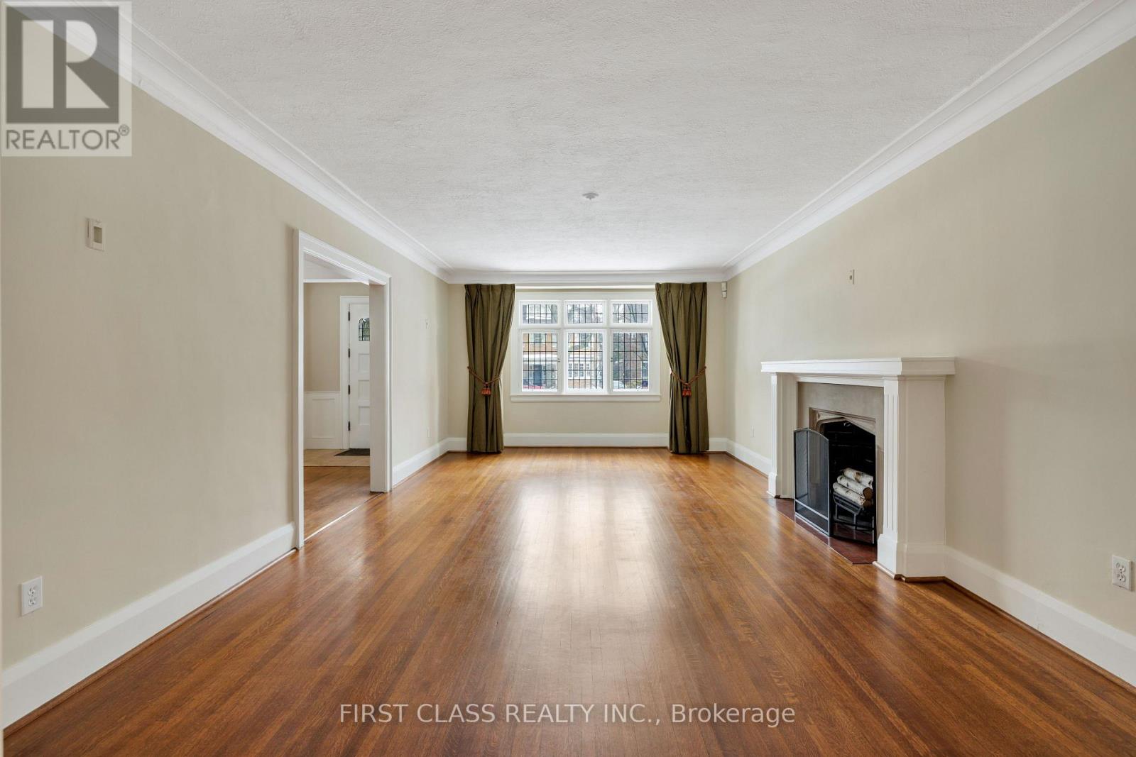 80 Douglas Drive, Toronto, Ontario  M4W 2B4 - Photo 6 - C12810510